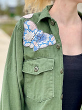 Load image into Gallery viewer, Butterfly Collar Patched Cropped Military Fatigue Jacket
