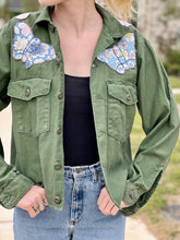 Load image into Gallery viewer, Butterfly Collar Patched Cropped Military Fatigue Jacket
