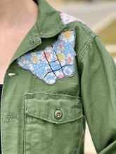 Load image into Gallery viewer, Butterfly Collar Patched Cropped Military Fatigue Jacket
