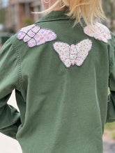 Load image into Gallery viewer, Butterfly Collar Patched Cropped Military Fatigue Jacket
