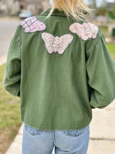 Load image into Gallery viewer, Butterfly Collar Patched Cropped Military Fatigue Jacket
