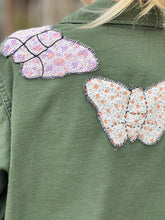 Load image into Gallery viewer, Butterfly Collar Patched Cropped Military Fatigue Jacket
