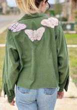 Load image into Gallery viewer, Butterfly Collar Patched Cropped Military Fatigue Jacket
