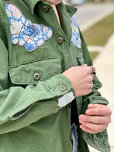 Load image into Gallery viewer, Butterfly Collar Patched Cropped Military Fatigue Jacket
