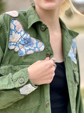 Load image into Gallery viewer, Butterfly Collar Patched Cropped Military Fatigue Jacket
