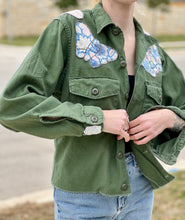 Load image into Gallery viewer, Butterfly Collar Patched Cropped Military Fatigue Jacket
