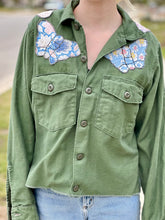 Load image into Gallery viewer, Butterfly Collar Patched Cropped Military Fatigue Jacket
